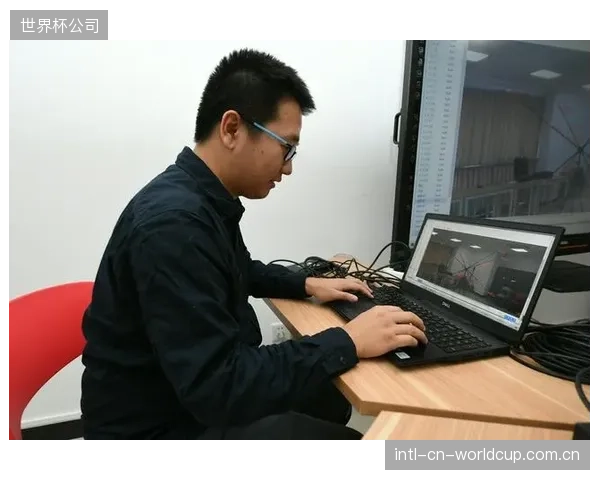 香港理工大学的AI系统通过分析肌电数据与推进力，帮助参与实验的运动员平均提升了约10%的游泳推进力